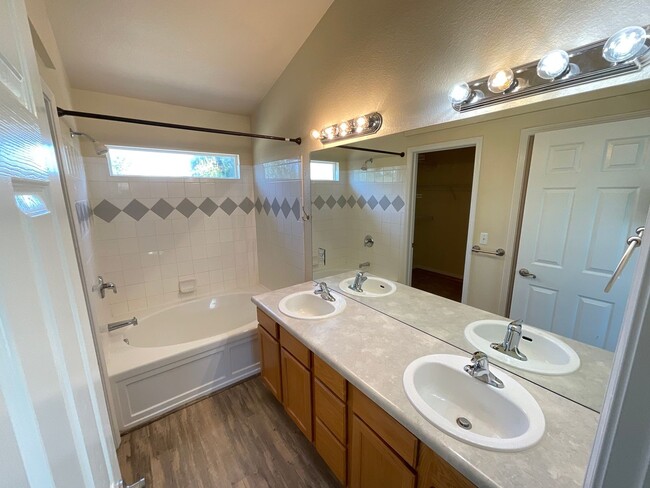 Building Photo - 3 Bedroom Home Available Near Milton E Pro...