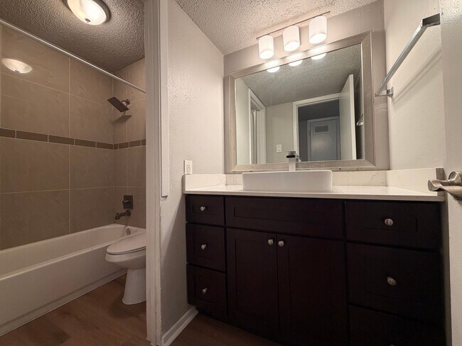 Building Photo - 1bed/1bath condo in 78704