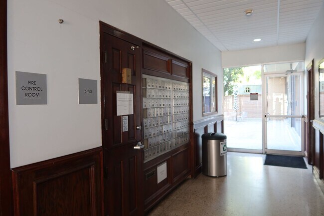 Building Photo - Downtown Studio / Home Office / All Bills ...