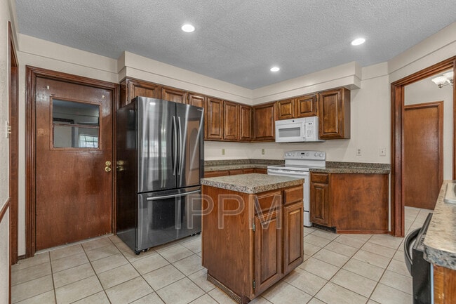 Building Photo - 138 Willow Cir