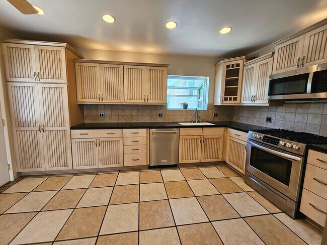 Building Photo - COMING SOON- Charming Single Family Home with Pool in Burbank
