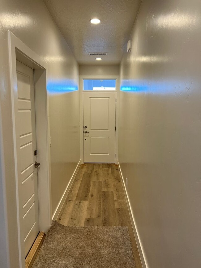 Building Photo - 3 Bedroom 2.5 Bathroom Townhome in Washington!