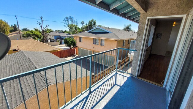 Building Photo - Upstairs 3 Bedroom 2 Bath Apartment with H...