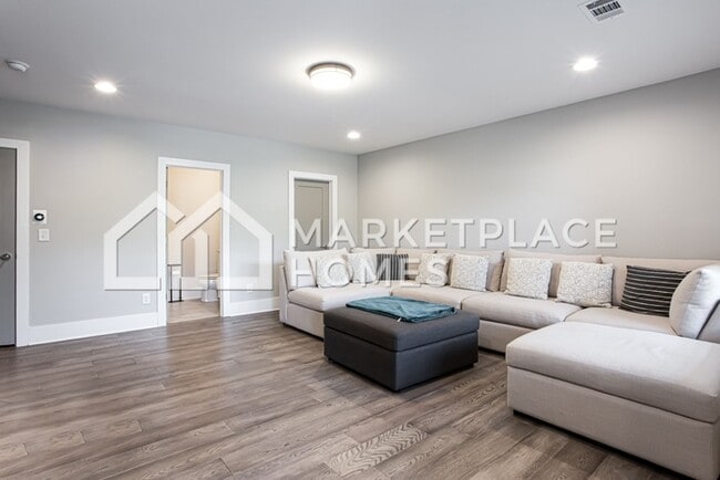 Building Photo - 3594 Parkhaven Pl