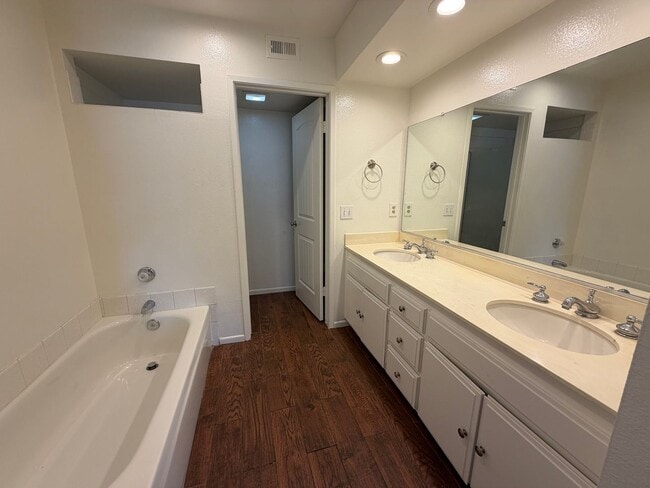 Building Photo - COSTA MESA 2 BEDROOM, 2 BATHROOM CONDO $3,200 (BRISTOL & BAKER)