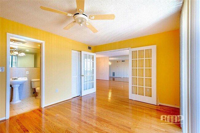 Building Photo - 3100 NE 48th St