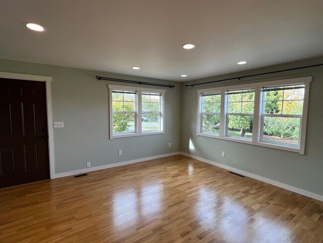 Building Photo - 4005 L Ave