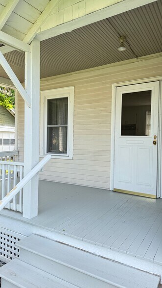 Building Photo - 211 W Hickory St