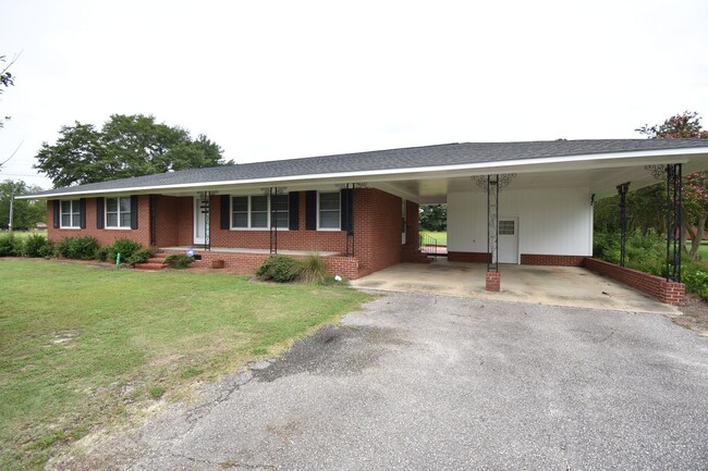 Building Photo - 4 Bedroom and 3 Bath Home- Vander