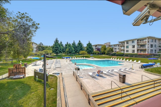 Building Photo - Beautiful Courtyard Level Flat with Outdoor Garden Patio