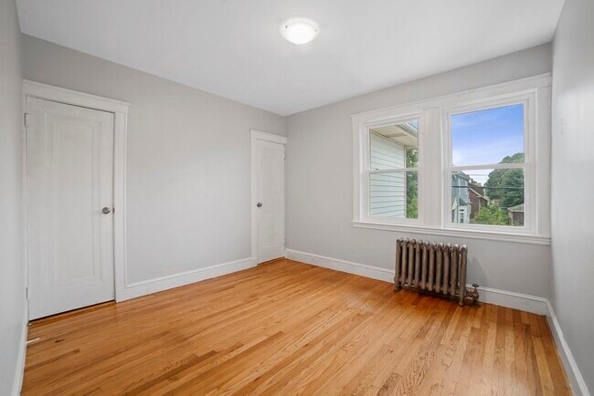 Building Photo - 127 Russell St