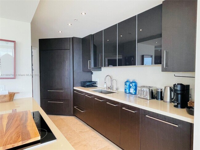 Building Photo - 16400 Collins Ave