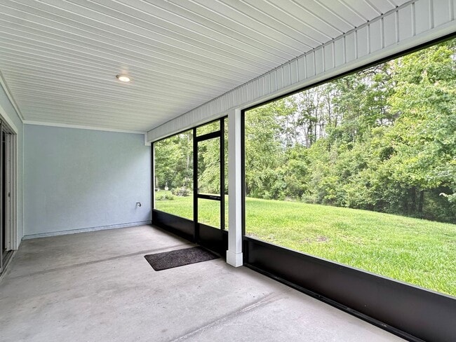 Building Photo - Beautiful 3/2 + Office, Close to Everything!