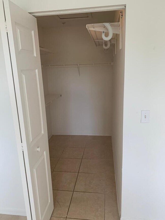 Building Photo - 15-305 1BED/1 DEN/1BATH