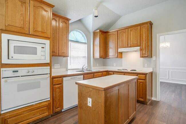Building Photo - Freshly Remodeled 3 Bedroom, 2 Bath Home Awaiting New Tenants- FWISD- 76133