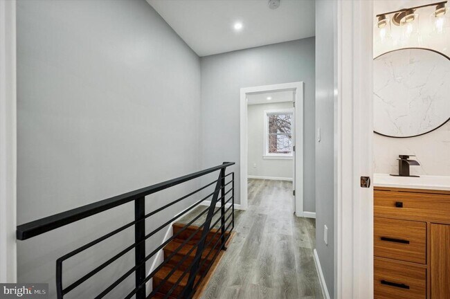 Building Photo - 547 S Yewdall St