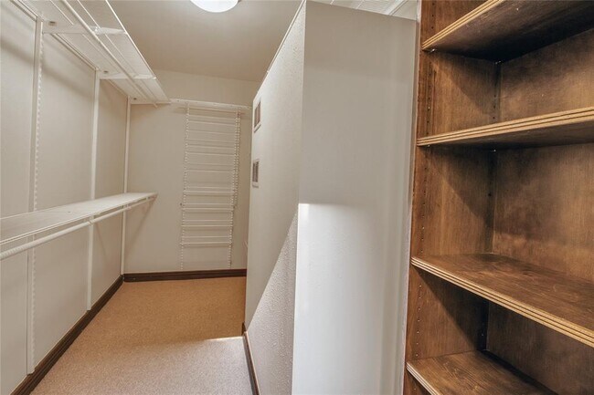 Building Photo - 452 N Post Oak Ln