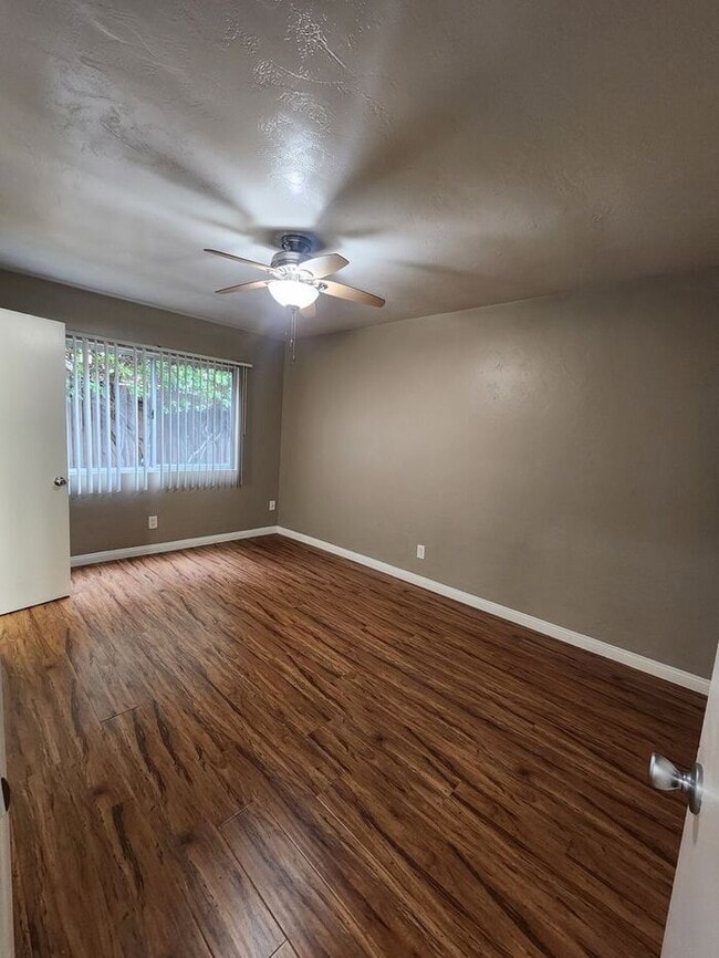 Building Photo - Spacious 2BR Duplex For Rent with a private patio/yard. Close to Sail Bay