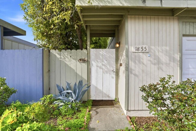 Building Photo - 1855 Forest Ct