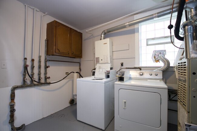 Building Photo - 2647 N Sacramento Ave