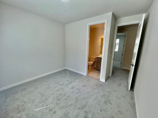 Building Photo - Live in Style! 2BD/2.5B High-End Townhouse...