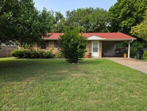 Building Photo - 605 Town Creek Ct