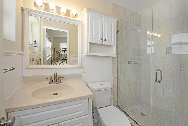 Building Photo - 1001 SE 5th Ave