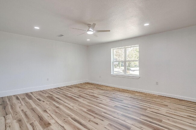 Building Photo - 521 Mesquite Ave N