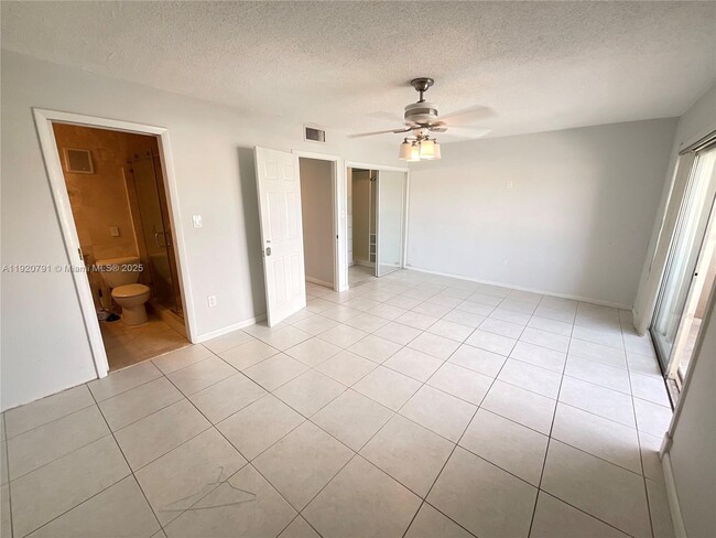 Building Photo - 936 W 79th Pl