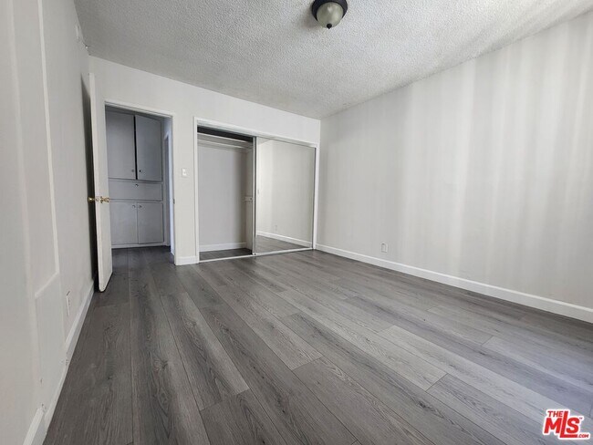 Building Photo - 515 S Manhattan Pl