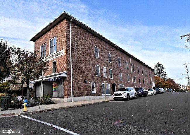 Building Photo - 601 W Market St