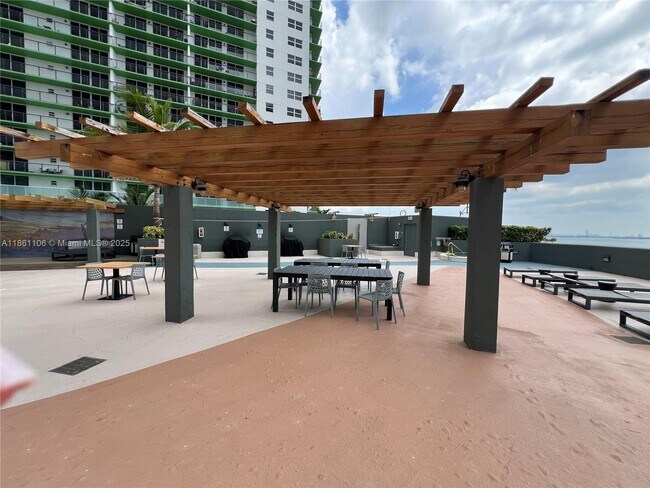 Building Photo - 1750 N Bayshore Dr