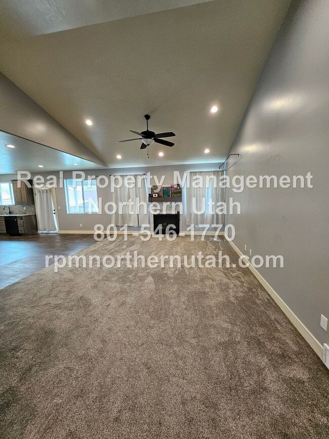 Building Photo - 3 Bedroom 2 Bath Duplex in Perry Now Avail...