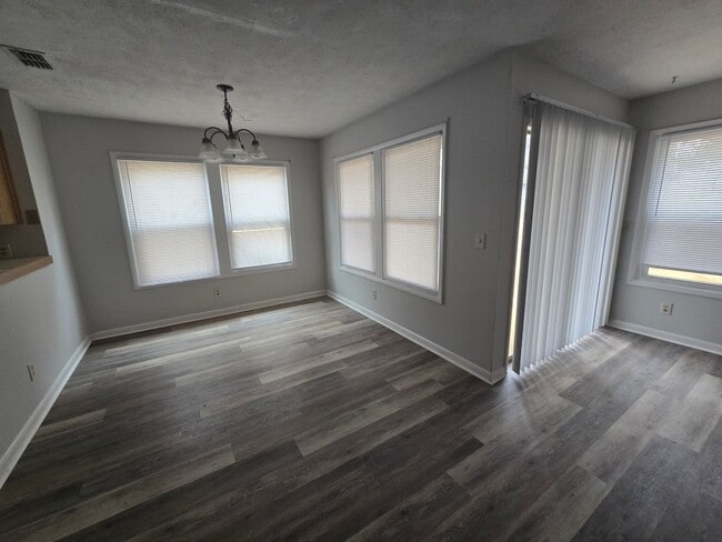 Building Photo - 1006 Wood Creek Dr