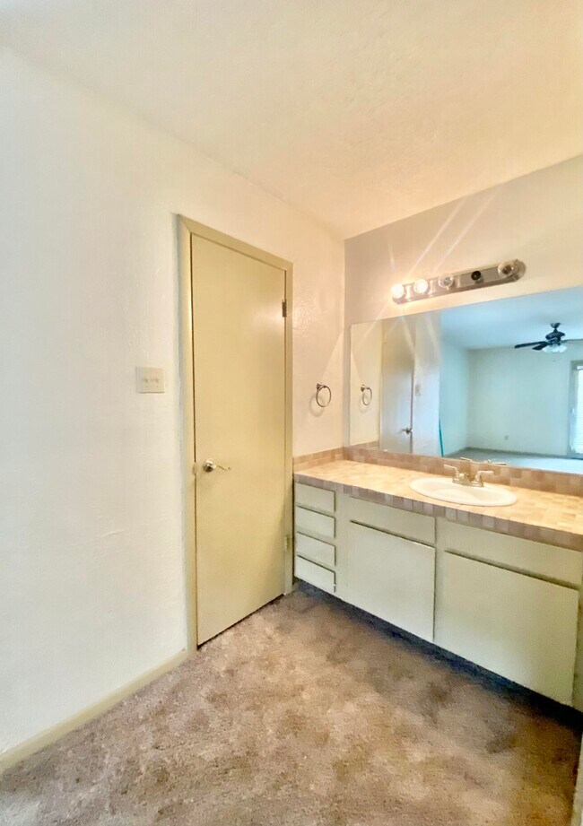 Building Photo - 4433 N Stanton St