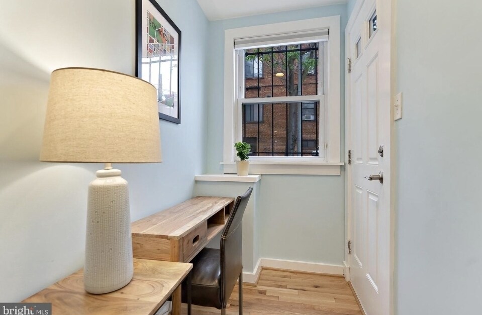 Building Photo - 302 Todd Pl NE