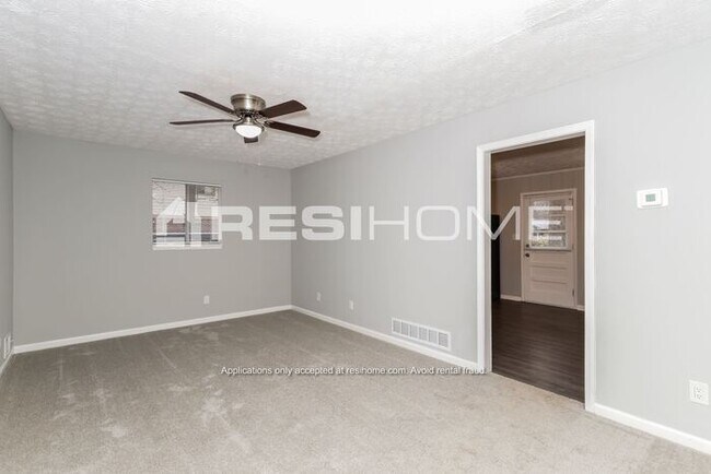 Building Photo - 517 Village Lane