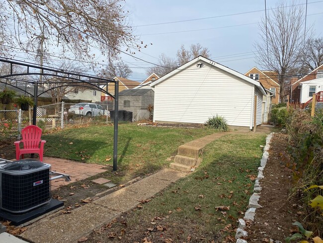 Building Photo - Beautiful Renovated Home in South Hampton ...