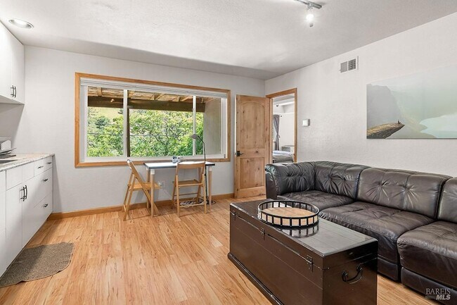 Building Photo - 5 Oak Springs Dr