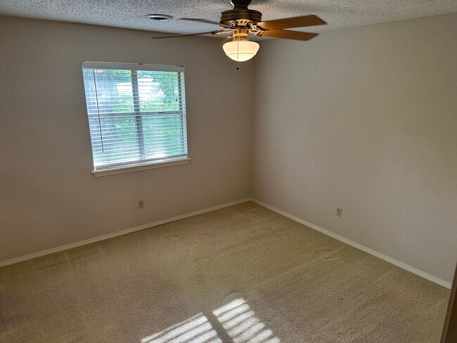 Building Photo - Available Now!  3-Bedroom, 2-Bathroom Spri...