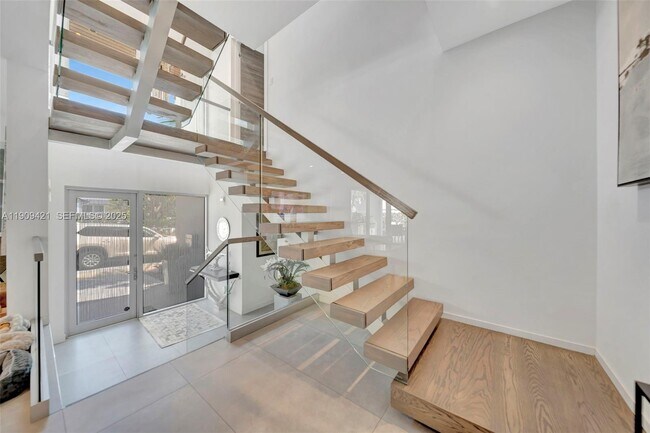 Building Photo - 544 N Victoria Park Rd