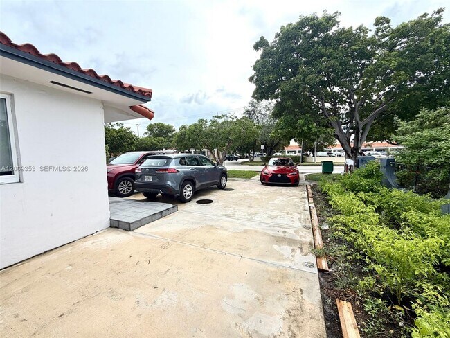 Building Photo - 931 SW 82nd Ave