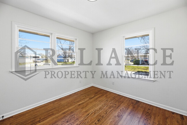 Building Photo - 941 W Hazel St