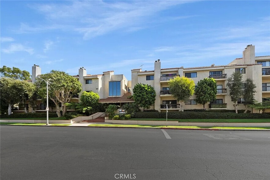 Building Photo - 8180 Manitoba St