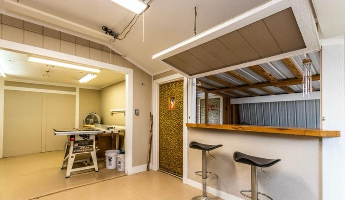 inside of patio - 704 E Moneta Ave