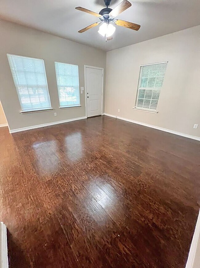 Building Photo - Nice 3 Bdrm 2 Bath Home in Sherman Texas