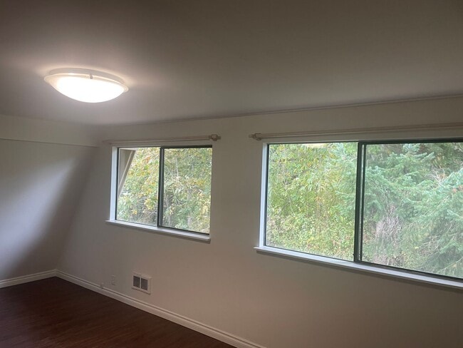 Building Photo - Nicely Maintained Clinton Home with Upgrades and Fenced Yard!