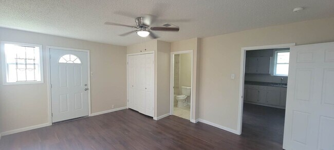 Building Photo - 4 Bedroom Single Family Home