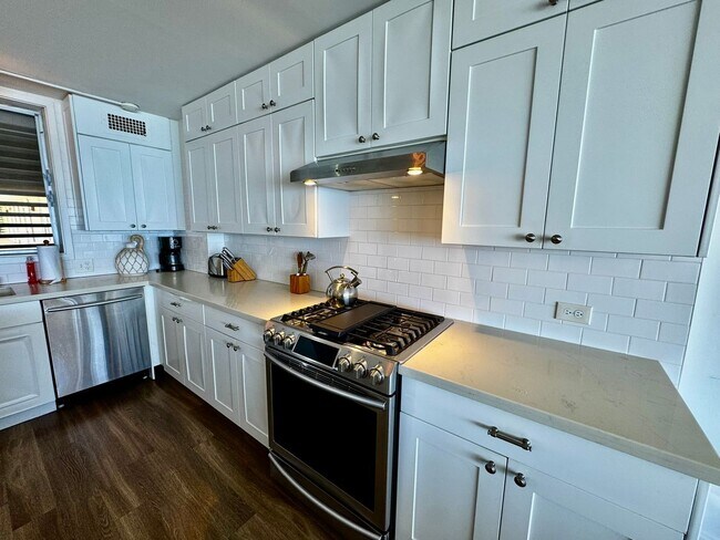 Building Photo - 1/1/1 Oceanfront Living at the Colony Surf on the Gold Coast!