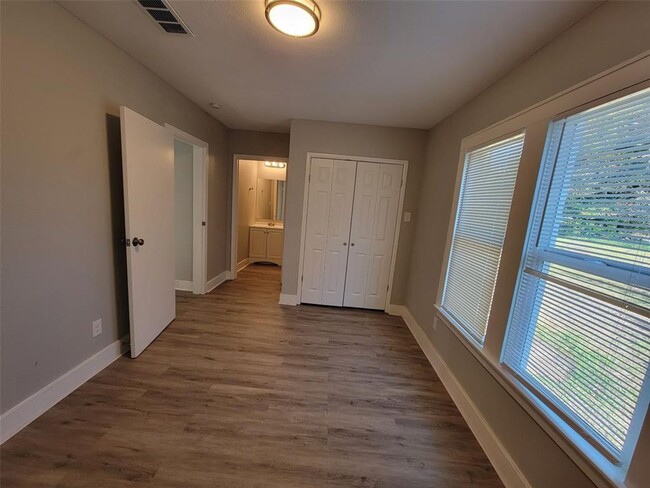 Building Photo - BEAUTIFUL RECENTLY REMODELED 3 BEDROOM 2 B...